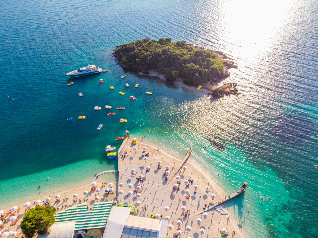 picture-of-white-sand-beach-in-ksamil-albania-where-dutch-people-go-on-holiday