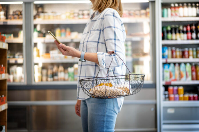 photo-of-woman-in-supermarket-dealing-with-inflation-and-how-it-affects-her-salary-in-the-Netherlands